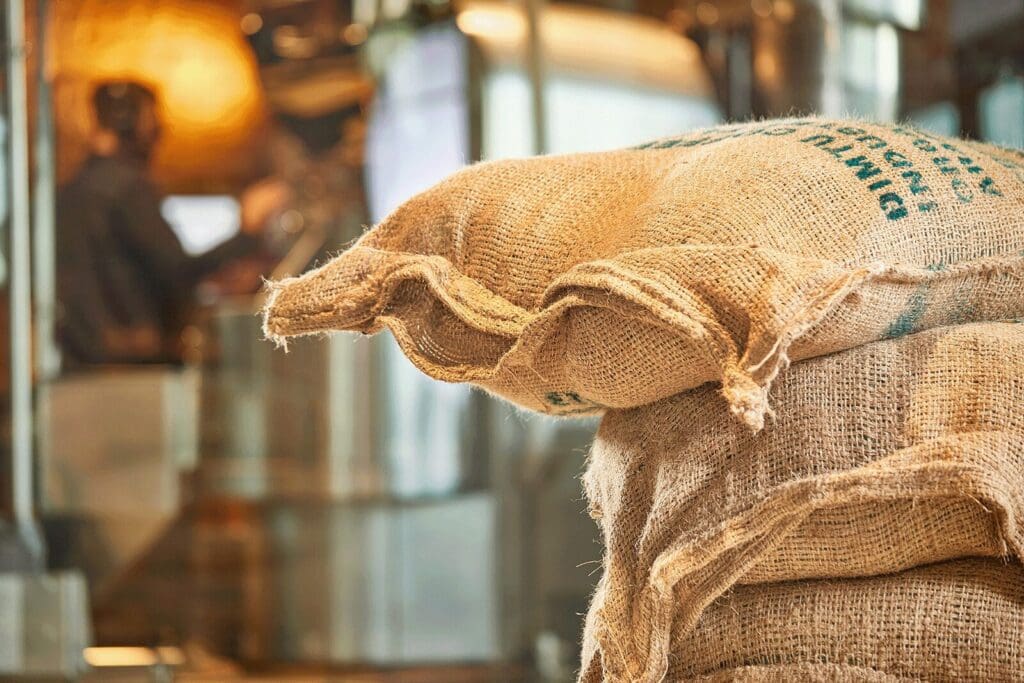 Rustikke sække med kaffebønner i EUROPA's risteri i Brabrand